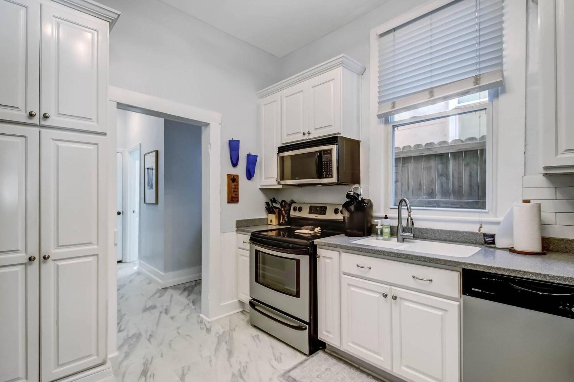 Holiday home Park Side 3 Bdr Duplex With Backyard Downtown *