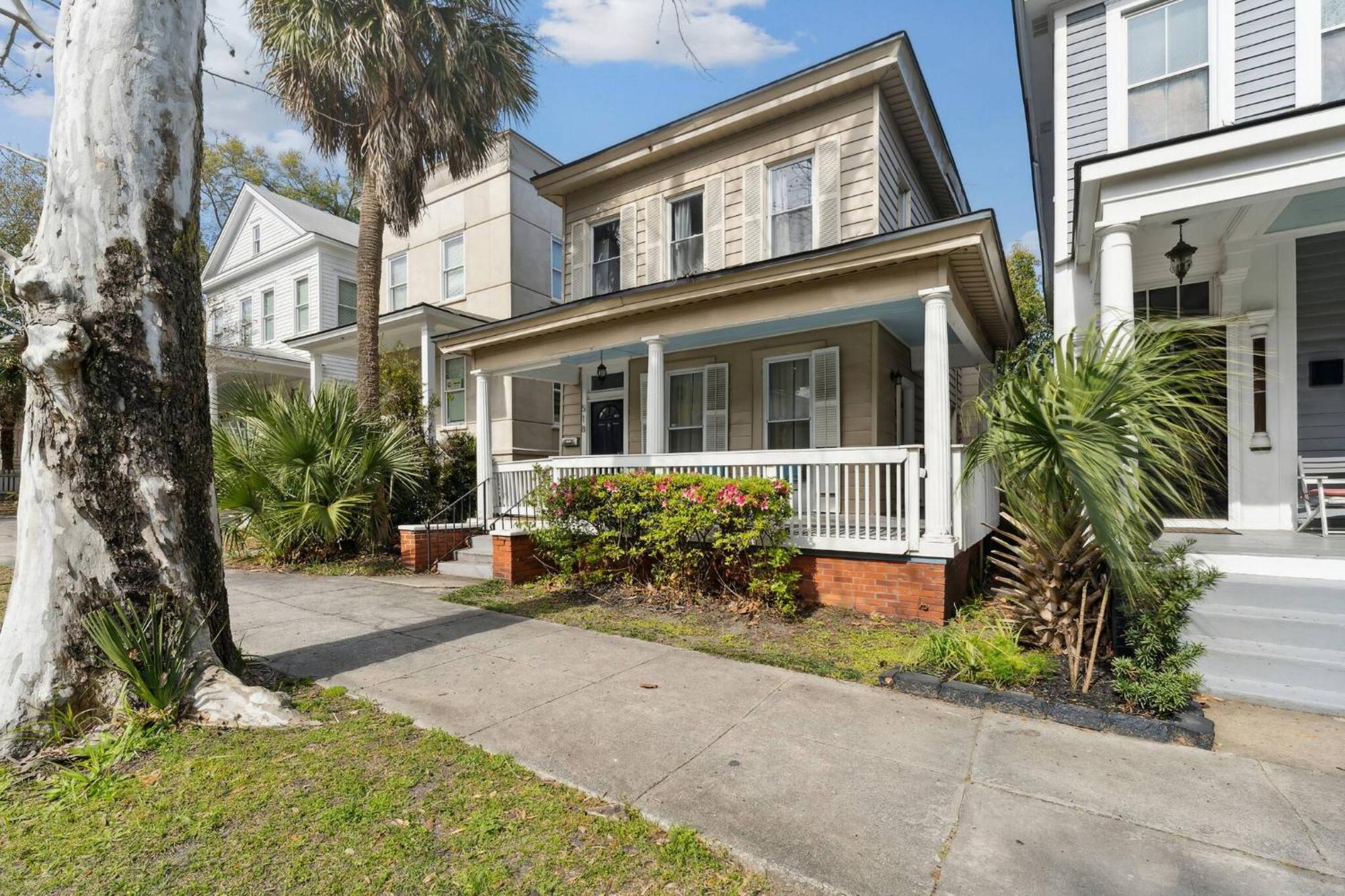 Park Side 3 Bdr Duplex With Backyard Downtown