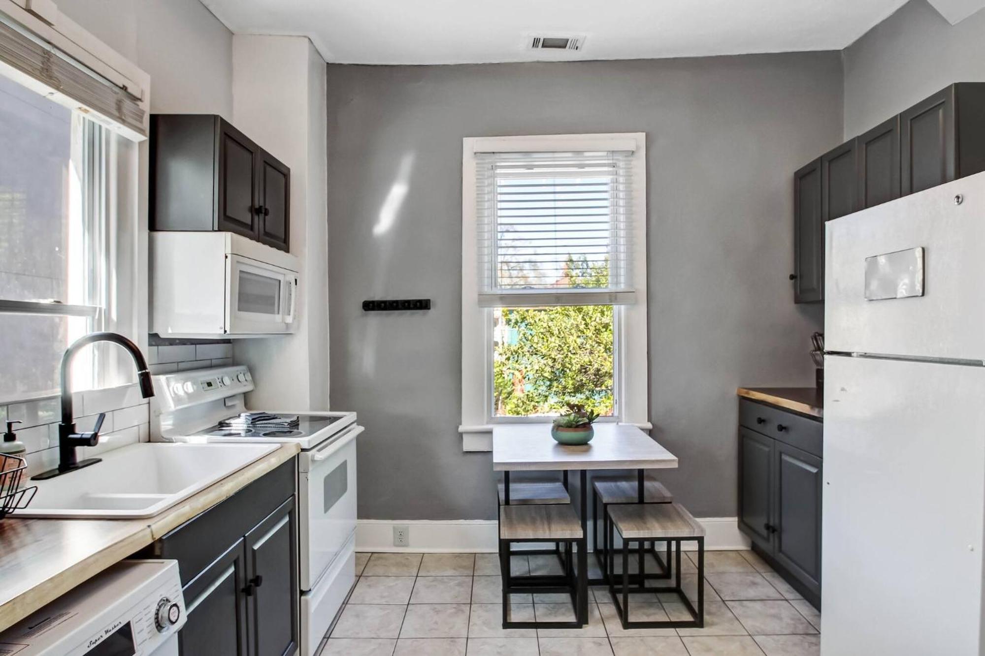 Park Side 3 Bdr Duplex With Backyard Downtown Holiday home