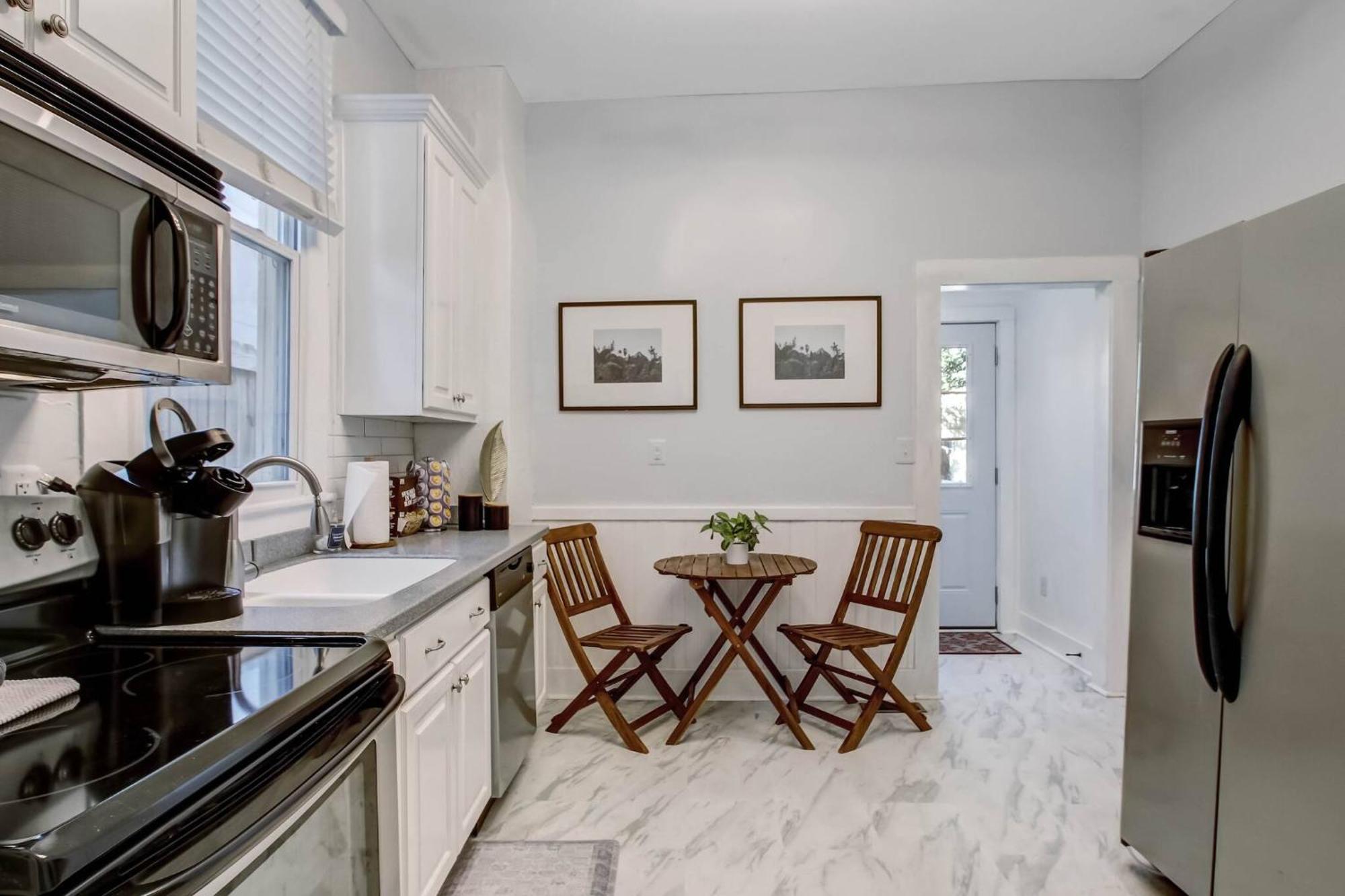 Holiday home Park Side 3 Bdr Duplex With Backyard Downtown *