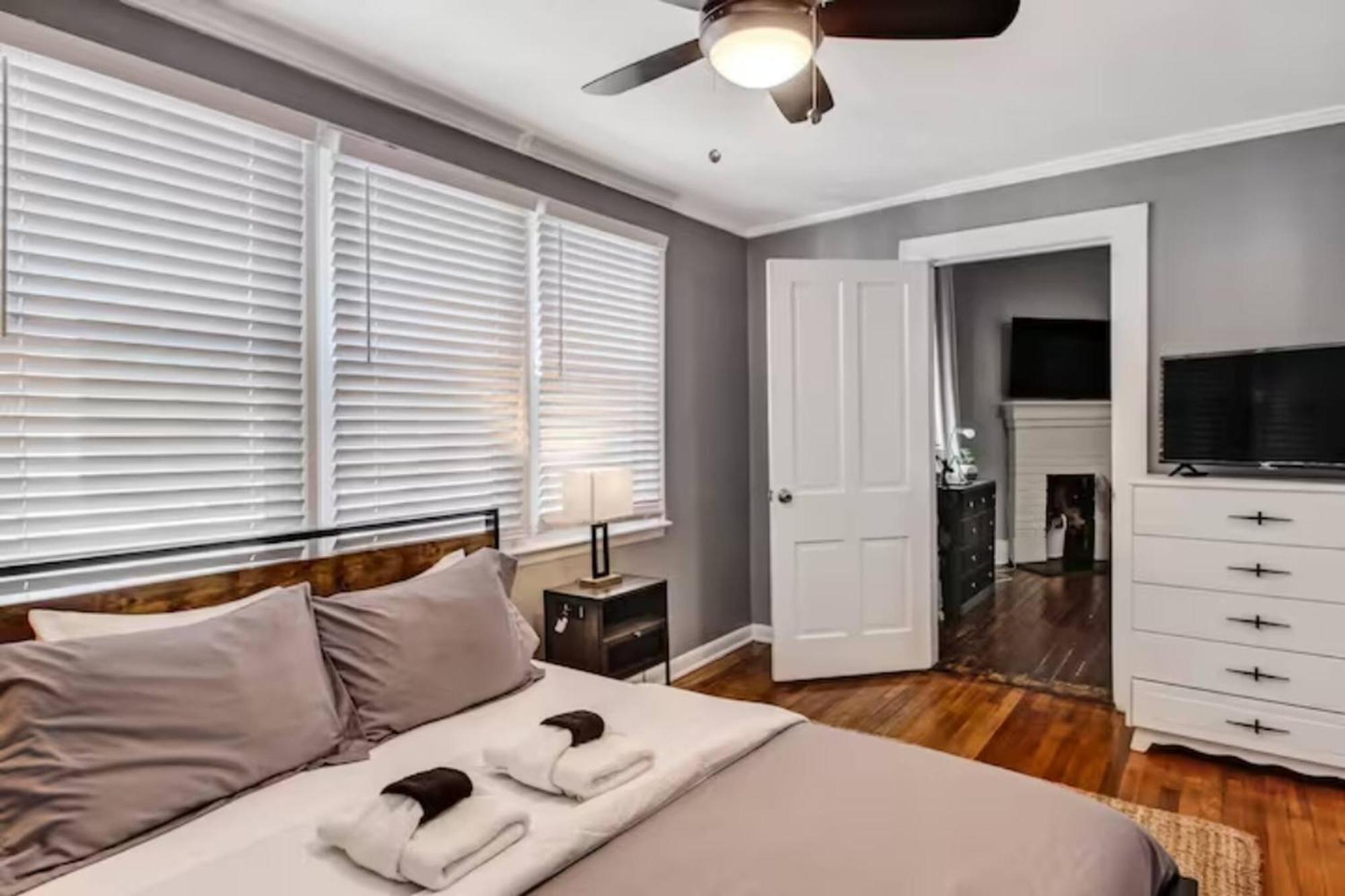 Park Side 3 Bdr Duplex With Backyard Downtown Holiday home Savannah