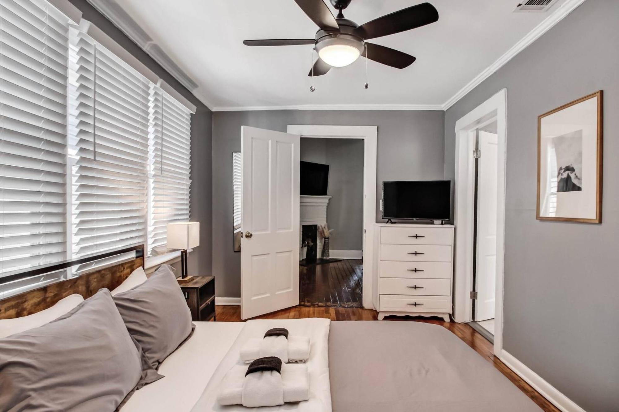 Park Side 3 Bdr Duplex With Backyard Downtown *