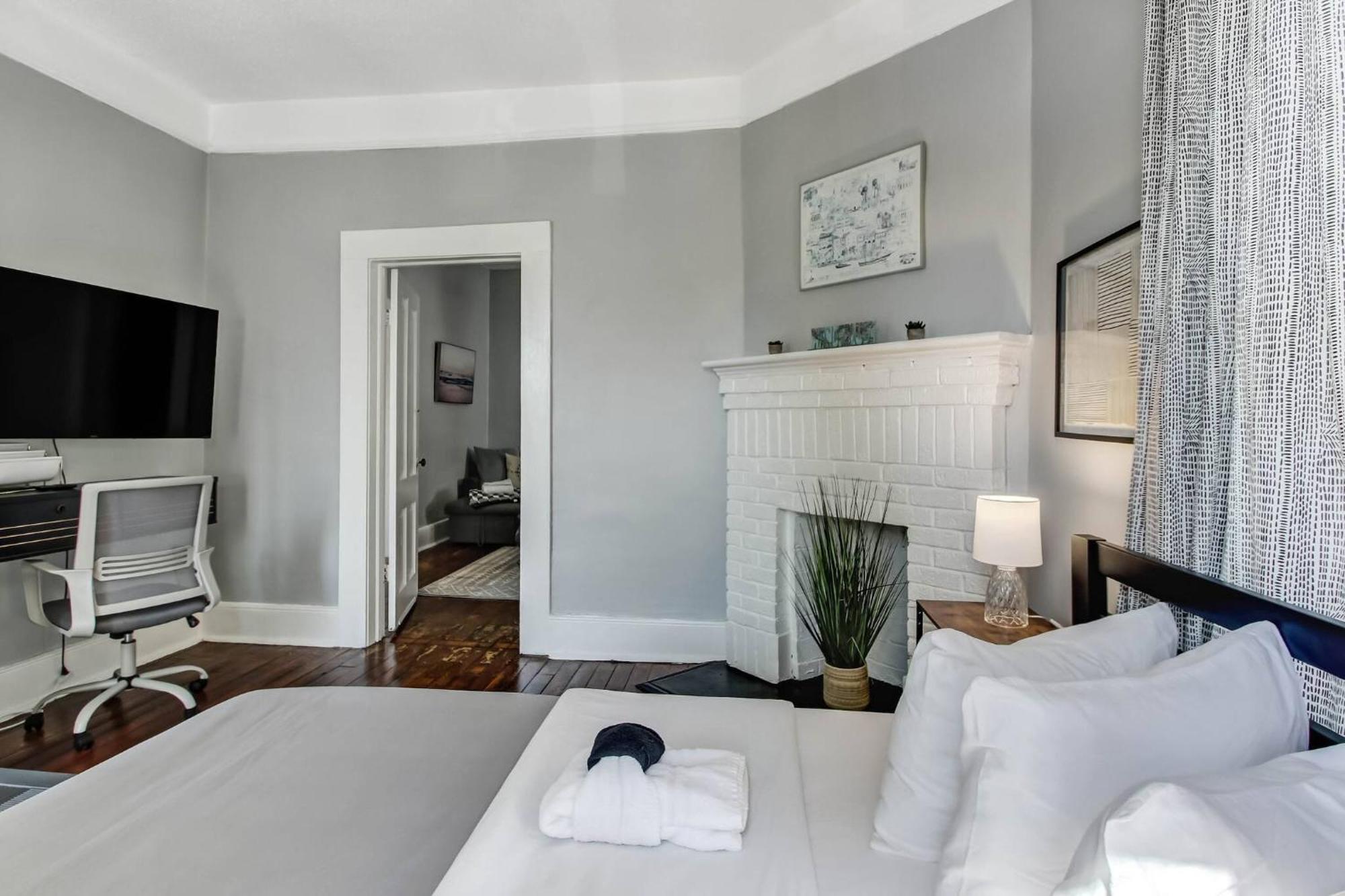 Holiday home Park Side 3 Bdr Duplex With Backyard Downtown *