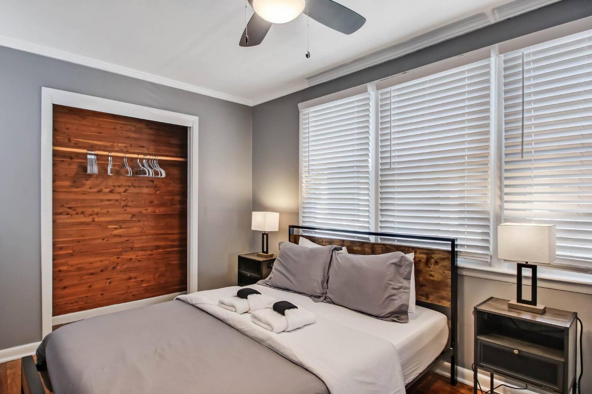 Park Side 3 Bdr Duplex With Backyard Downtown Savannah