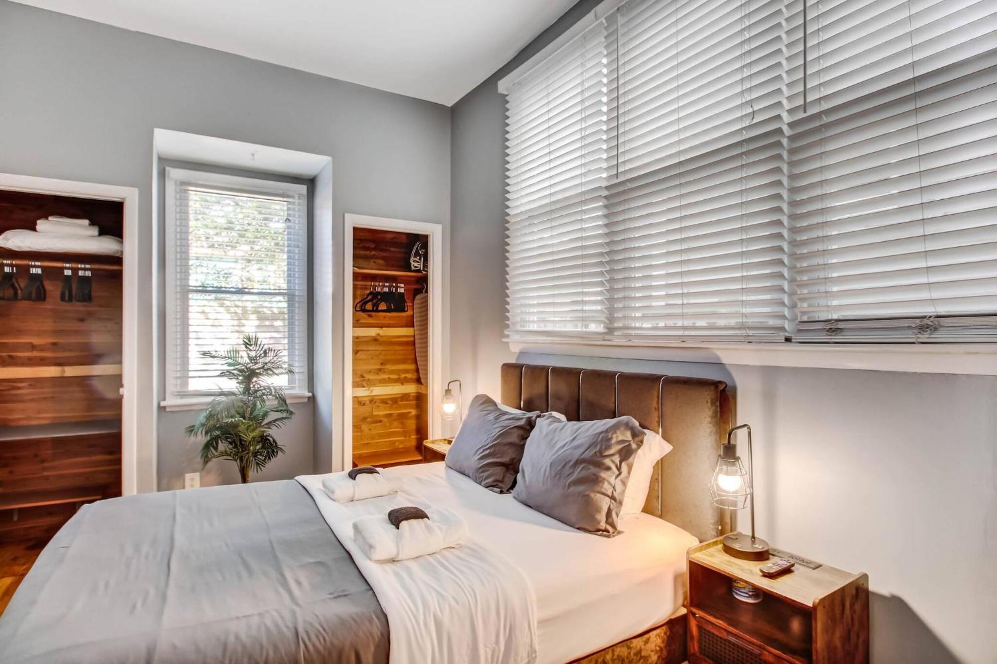 Holiday home Park Side 3 Bdr Duplex With Backyard Downtown *